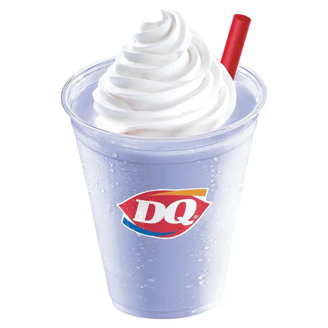 Malteada Taro DQ en vaso transparente con bebida color lila, remolino de helado suave blanco y popote rojo.