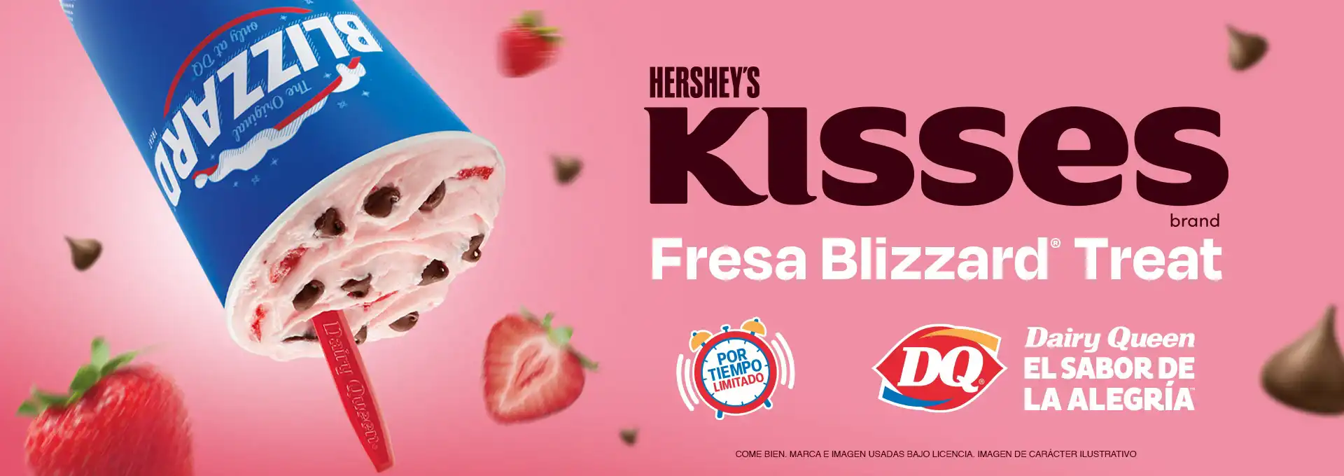 Un helado Hershey's Kisses Fresa Blizzard al revés con una cuchara roja.