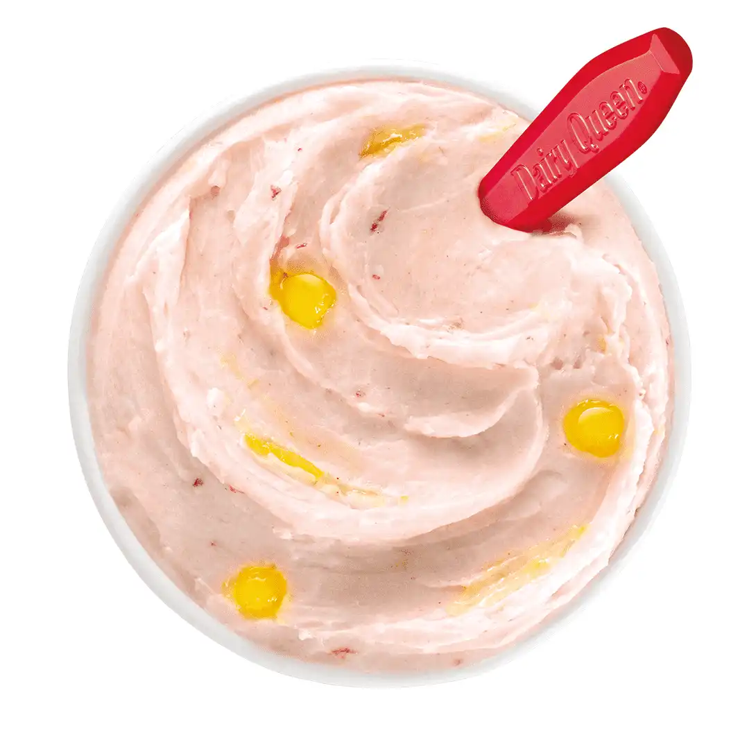 Vista cenital de Blizzard Treat Pinko Maracuya con esferas amarillas de maracuya en helado cremoso color rosa.