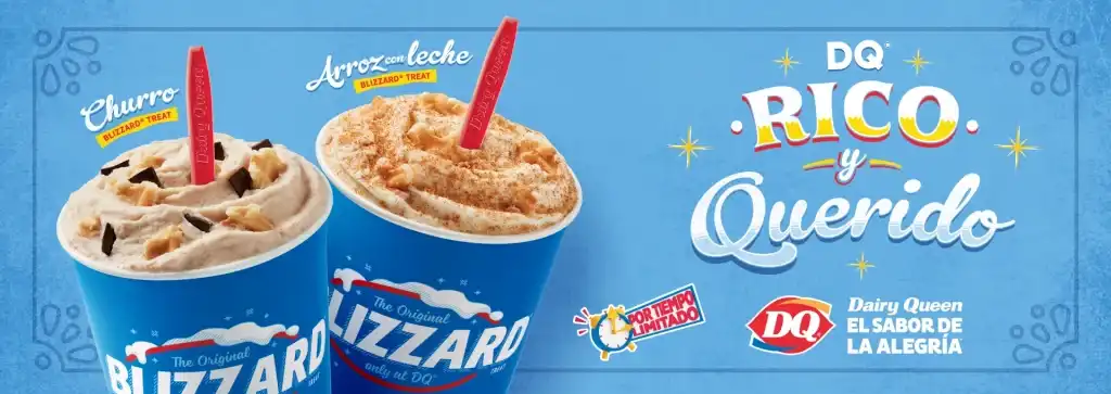 Delicias de arroz con leche y churros Blizzards con cucharas rojas.
