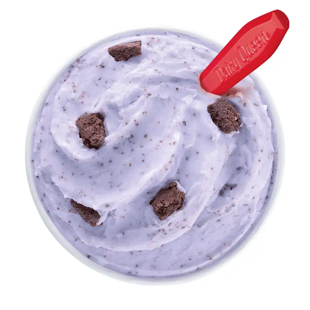 Vista cenital de Blizzard Treat Taro Brownie con trozos de brownie de chocolate en helado cremoso color lila.
