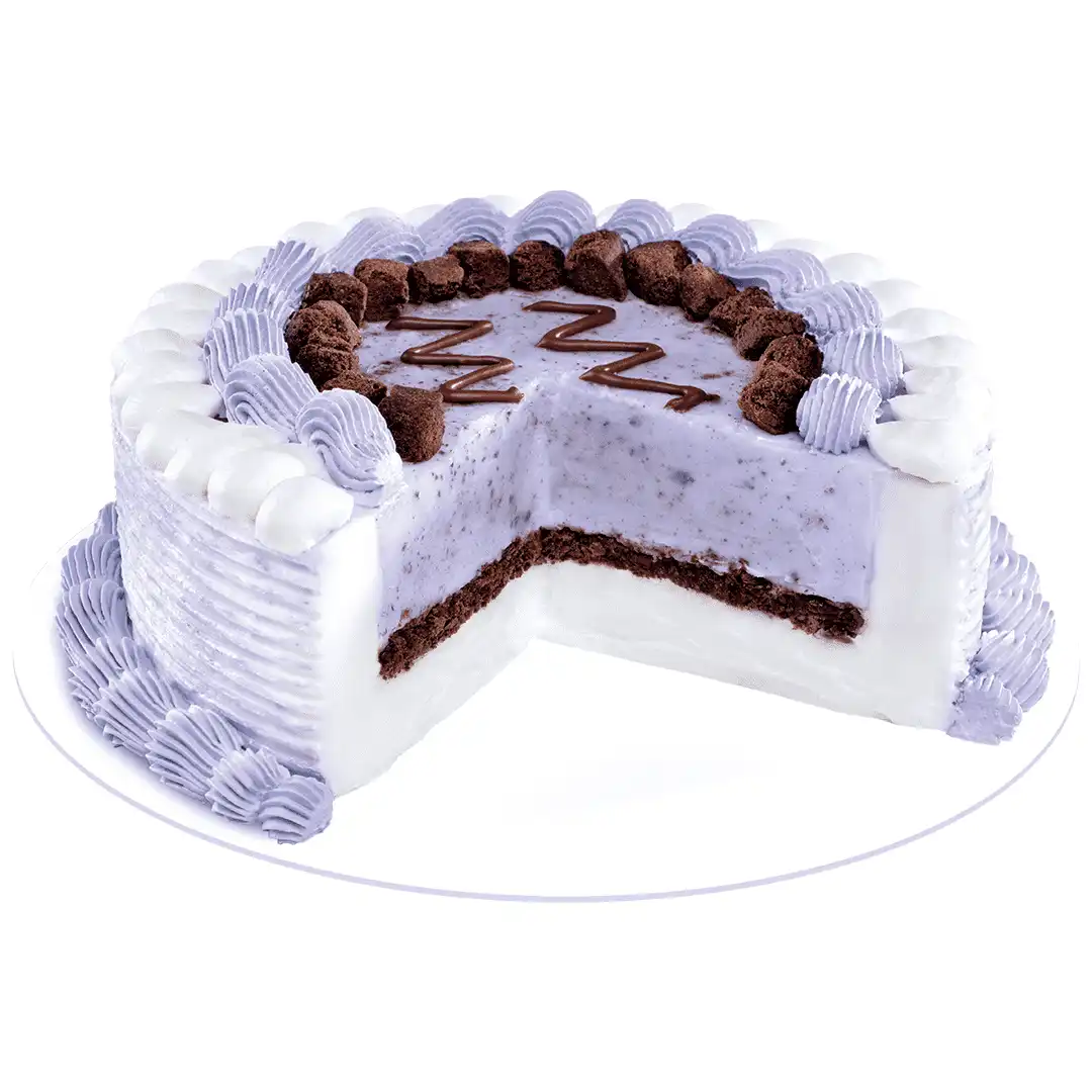 Pastel Taro Brownie con crema lila, trozos de brownie, letras ZZZ de chocolate y rebanada servida al frente.