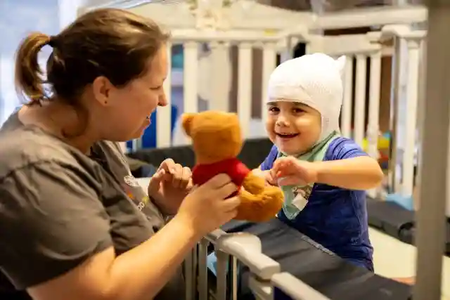 A volunteer posing with a hospital patient